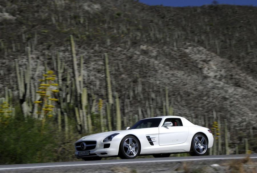  Mercedes-Benz SLS AMG White 2011 года  (фото 22 из 29)